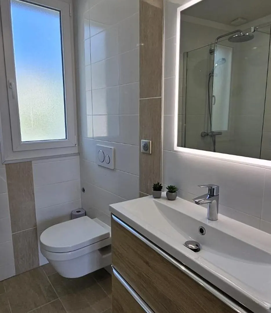 Apartment Cannes 4 Pieces 3 Chambres 3 Salles De Bains 6 Couchages Vue Mer, 100 M Des Plages